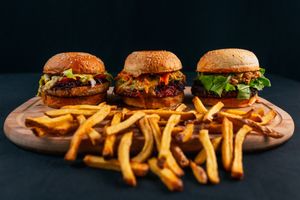 Os lanches Tamas, Raja e Sativic + 3 porções de batata frita (150g cada), que te levarão ao Nirvana!

-vegano-vegetariano -saudável -ayurveda -nutrição -saboroso at Gunas Burguer in Sao Paulo