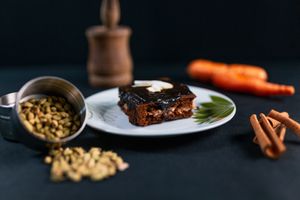 Existem três tipos de Samadhis, que é seu estado superior de consciência, quando você mistura cenoura, c/alfarroba, açúcar de coco, canela, cravo, cardamomo e tâmaras. at Gunas Burguer in Sao Paulo