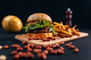Surreal lanche Tamas (385g) + porção de batata frita sequinha e crocante (150g)

-vegano-vegetariano -saudável -ayurveda -nutrição -saboroso at Gunas Burguer in Sao Paulo