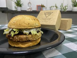 Hambúrguer congelado de Grão de Bico at Gunas Burguer in Sao Paulo