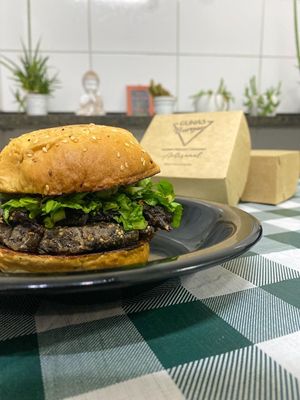 Hambúrguer congelado de Feijão Preto at Gunas Burguer in Sao Paulo