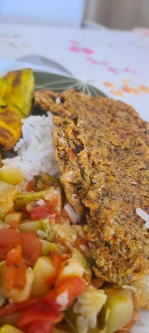 Novidade! Grãomelete >>  Fazendo seu Grãomelete, uma opção é você comer com arroz e legumes refogados ;) at Gunas Burguer in Sao Paulo