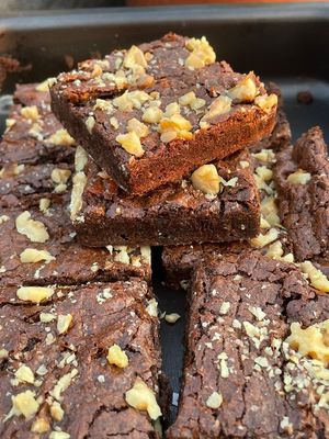 Brownie Chocolatudo
Farinha de aveia, farinha de banana, chocolate meio amargo, cacau, açúcar demerara, melado de cana, fermento, óleo, água e nozes at Gunas Burguer in Sao Paulo