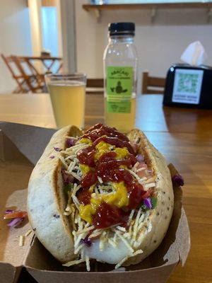 Pão c/chia, maionese de salsinha, salsicha de beterraba c/lentilha, vinagrete c/pimentão verde, tomate e repolho roxo, pure, batata palha, ketchup da casa e mostarda at Gunas Burguer in Sao Paulo