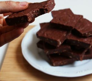 Fudge de Chocolate com Amêndoas, feito com açúcar demerara, chocolate meio amargo 75%, leite de amêndoas, leite de coco, amêndoas torradas, óleo de coco e sal. at Gunas Burguer in Sao Paulo