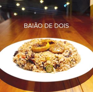 O Baião de Dois do Gunas harmoniza arroz, feijão fradinho e carne de jaca com caju, coco e hibisco. Temperado com especiarias e defumados, oferece uma explosão de sabores tropic at Gunas Burguer in Sao Paulo