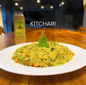 O Kitchari do Gunas equilibra os doshas com arroz, feijão e vegetais frescos. Temperado com especiarias indianas, este prato nutritivo e de fácil digestão nutre corpo e alma. at Gunas Burguer in Sao Paulo