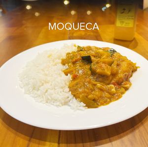 Sabor tropical e textura envolvente! A moqueca do Gunas combina banana da terra, palmito, pimentões e abóbora ao leite de coco e dendê, criando um prato vegano irresistível at Gunas Burguer in Sao Paulo