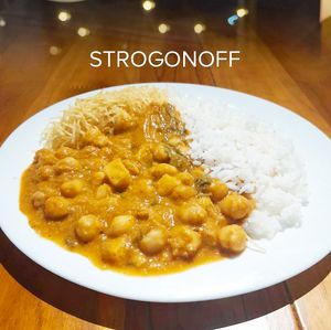 Este Strogonoff surpreende com grão de bico, palmito e leite de coco. Temperado com hari massala e mostarda, oferece cremosidade perfeita para uma refeição leve e nutritiva at Gunas Burguer in Sao Paulo
