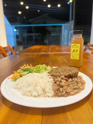 PF do Gunas!

Arroz soltinho, feijão, hambúrguer do Gunas (você escolhe entre os 4 sabores disponíveis) e uma saladinha fresca com alface americana, tomate, pepino e cenoura  at Gunas Burguer in Sao Paulo