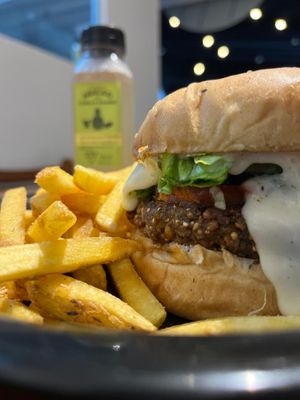 Zahir, nosso burguer c/ tomate c/gengibre e shoyu, e espinafre chapeados, tahine cremoso e zaatar num lanche leve e equilibrado.  at Gunas Burguer in Sao Paulo