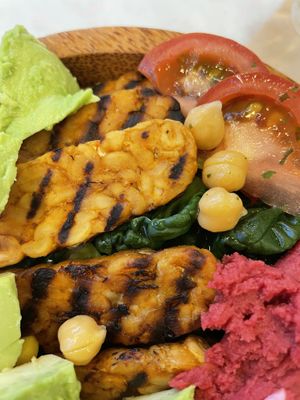 Close-up bbq tempeh salad  at Aloha Poke in Seoul