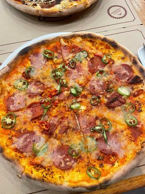 acılı yedik, çok lezzetliydi ama aşırı acıydı hanımın dili yandı  at Olive's Pizzeria in Istanbul