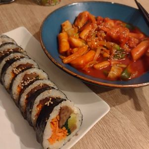 Gimbap and spicy rice cakes (tteokbokki) at MukBap in London