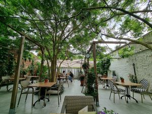 Outdoor seating at the back at Stadstuin in Izegem