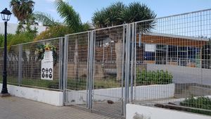 Side gate closed but main open at Hondo Cafe in Gran Canaria