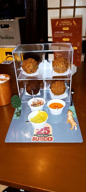 Petisco cachorro caramelo: bolinho de feijão fradinho com recheio de cogumelos, acompanha creme de abacate, vinagre e molho de dendê apimentado at Aflora Gastrobar in Brasilia