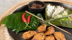 Chiangmai Sausage Miangkham - with Betel Leaf and Tamarind Jam at Noodles Now in Koh Samui