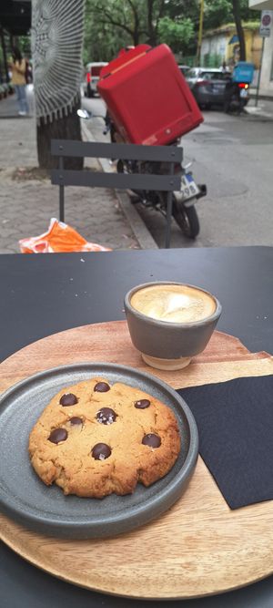 Café com leite vegetal e cookie vegano at Hana Corner Cafe in Tirana