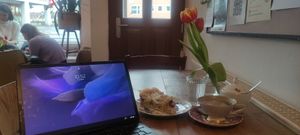 Streuselkuchen mit Kirschen und Vanillepudding und ein schwarzer Kaffee. Boaah der Kuchen ist himmlisch. Es hätte auch noch Schokokuchen und noch eine dritte Auswahl gegeben. 🥰 at Laden Café Vollmund in Wurzburg