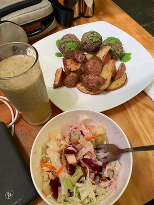 Albóndigas de verduras con pesto y papas horneadas. Entrada de sopa o ensalada + jugo   at Kigo in Nunoa