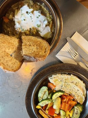 Tageseintopf und Grillgemüse mit Hummus   at Bauart Tagesbar in Waldkirch