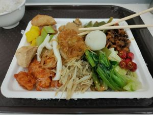 Lots to choose from! at Nationwide Healthy Vegetarian - 全國健康素食 - 中山錦興 in Taipei