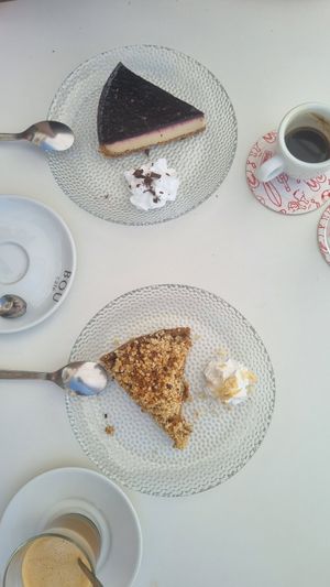 Apple pie and vegan cheesecake at Toc Toc in Tenerife