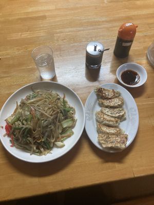 Vegan Yakisoba and yaki gyoza   at Taishoukaku 大将閣 in Nachikatsuura