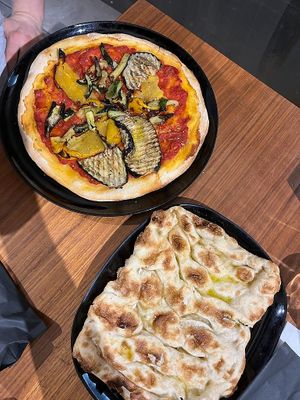 Pizza Vegetariana without cheese & Focaccia with oil at bistrot 3.0 in Venice