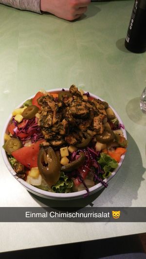 Chimischnurrisalat mit plant based Chicken at Katzentempel - Hannover in Hannover