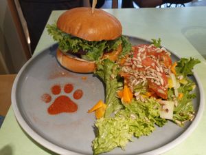 Cheshire cat burger at Katzentempel - Hannover in Hannover