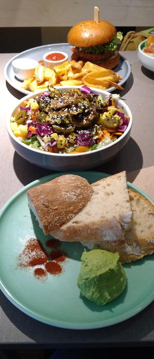 Burger und Salatbowl mit "Hühnchen" at Katzentempel - Hannover in Hannover