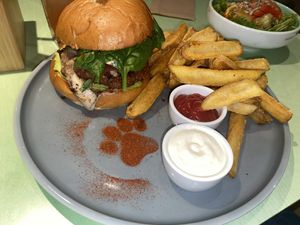 Burger del Gatto mit Pesto, Guacamole und Miezerella 😋  at Katzentempel - Hannover in Hannover