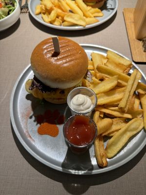 Cheezeburger mit Pommes  at Katzentempel - Hannover in Hannover