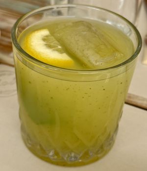 Sumo local de limão e hortelá  at MAD - Two Spicy Chefs in Pataias