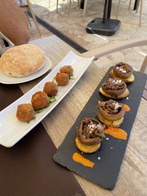 Croquetas y champiñones  at O Rincon Do Mis in Foz