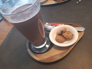 Hot chocolate (soy) and vegan biscuits at In de Maeltydt in Aalst