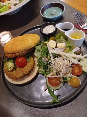 Vegetable burger with focaccia bread at In de Maeltydt in Aalst