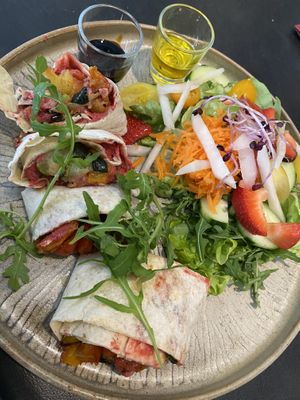 Wrap met hummus van rode biet   at In de Maeltydt in Aalst