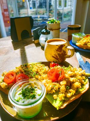 Avocado & scrambled egg breakfast at Bumblebee Cafe in Kandel