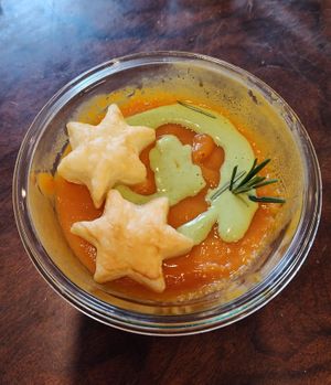 Möhrensüppchen mit Erbsenschaum und Blatterteigtaler at Bumblebee Cafe in Kandel