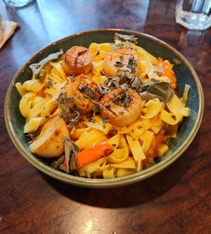 Zitronen-Tagiatelle mit Kürbis, Salbei und "Jakobsmuscheln" (Kräutersaitlinge?) at Bumblebee Cafe in Kandel