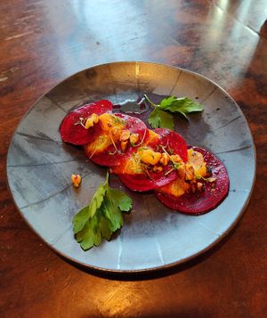 Rote Beete Carpaccio mit Orangen, Walnüssen und feiner Kresse at Bumblebee Cafe in Kandel
