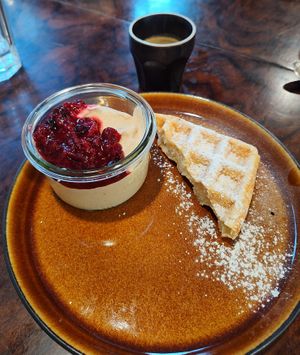 Spekulatiuseis mit heißen Früchten und Waffel at Bumblebee Cafe in Kandel