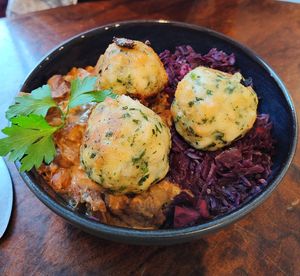 Knödel mit Apfel-Rotkohl und Geschnetzeltem aus Maronen und Jackfruit at Bumblebee Cafe in Kandel