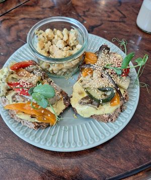 Sami mit Rührei at Bumblebee Cafe in Kandel