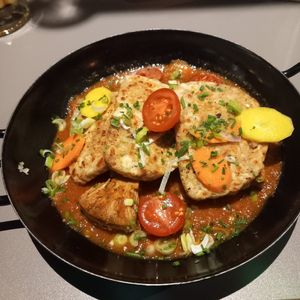 Jackfruitgulasch and dumplings. Not megaspicy, medium at most. Enjoyed ✔️ at Let‘s be Frank in Vienna