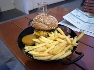The cheeseburger comes with excellent sauces: barbecue sauce and mango curry  at Let‘s be Frank in Vienna