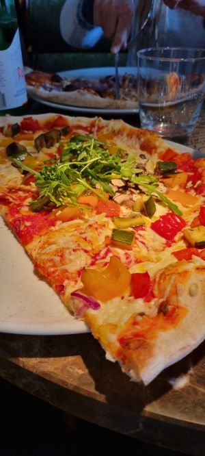 Halbe Pizza vegetariana mit Pizzaschmelz at L'Osteria in Kassel